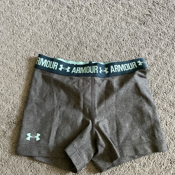 Under Armour Compression Shorts - Picture 2 of 3